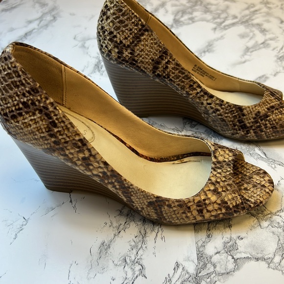 Brown Snake Skin Pattern Wedge Heelef Peep Toe Sandal Size 6.5 - Picture 2 of 5